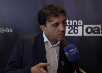 Renan Santos em primeiro plano em sabatina de 2026.