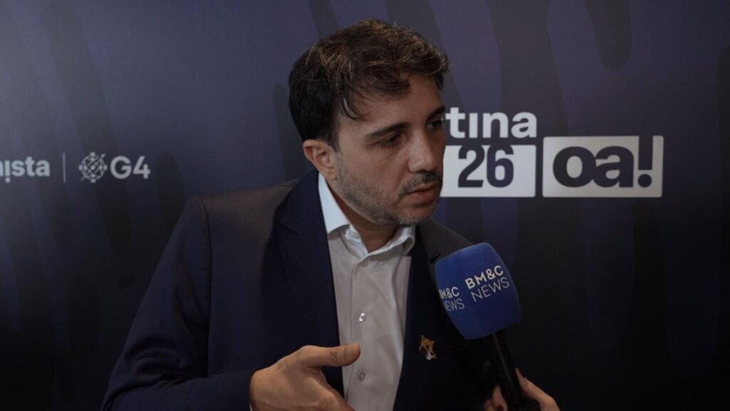 Renan Santos em primeiro plano em sabatina de 2026.