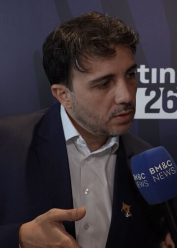 Renan Santos em primeiro plano em sabatina de 2026.