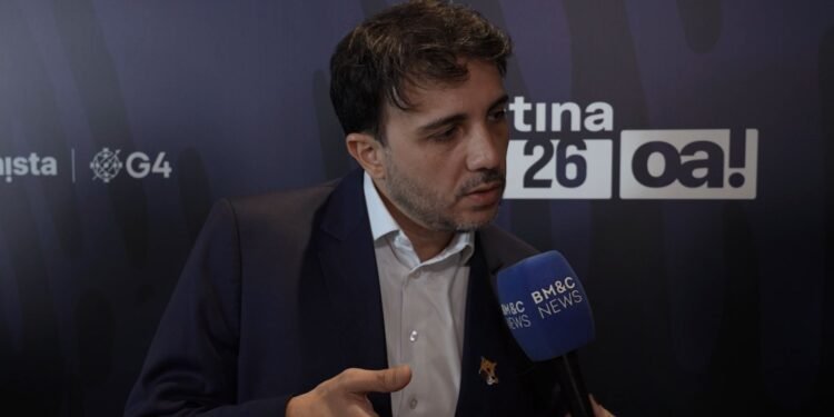 Renan Santos em primeiro plano em sabatina de 2026.