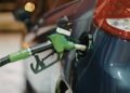 Carro abastecendo em posto de combustível.