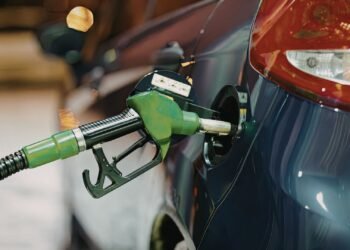 Carro abastecendo em posto de combustível.