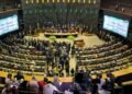 O Congresso Nacional de Brasília, com deputados federais reunidos em sessão solene.