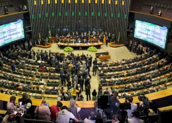 O Congresso Nacional de Brasília, com deputados federais reunidos em sessão solene.