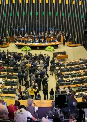 O Congresso Nacional de Brasília, com deputados federais reunidos em sessão solene.