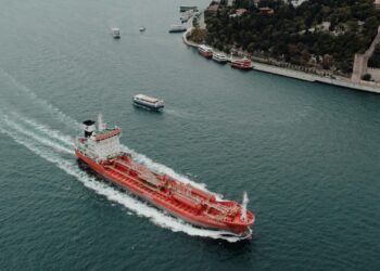 Navio vermelho passando no Estreito de Ormuz.