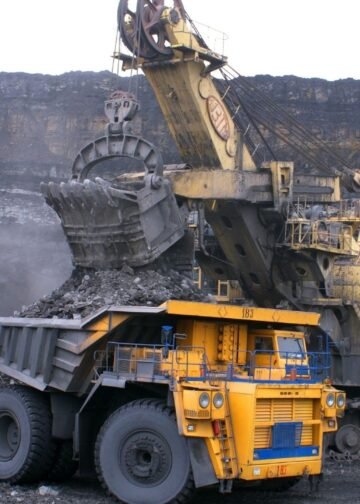 Máquina de mineração enquanto faz o trabalho em terras de minerais.