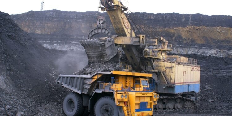 Máquina de mineração enquanto faz o trabalho em terras de minerais.