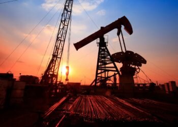 Plataforma de petróleo ao pôr do sol.