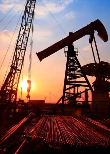 Plataforma de petróleo ao pôr do sol.