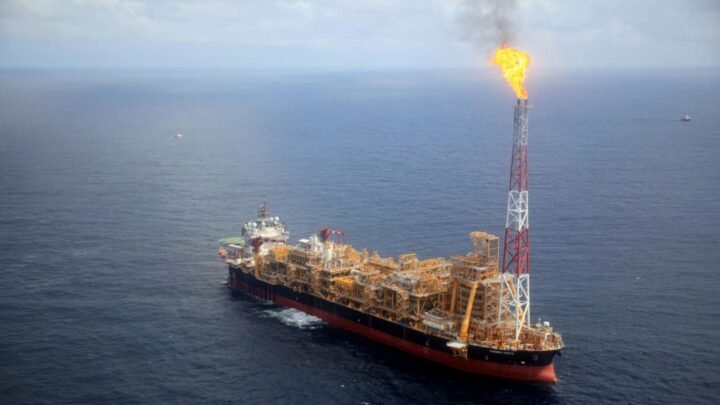 Plataforma de petróleo no mar.