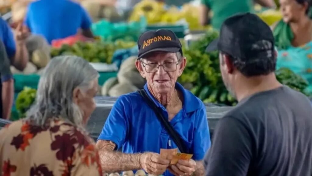 Vendedor e consumidores em feira livre.