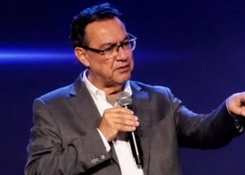 Augusto Cury em primeiro plano falando em palestra.