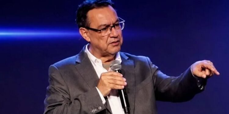 Augusto Cury em primeiro plano falando em palestra.