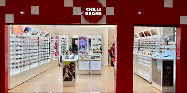 Fachada de loja física Chilli Beans em shopping.