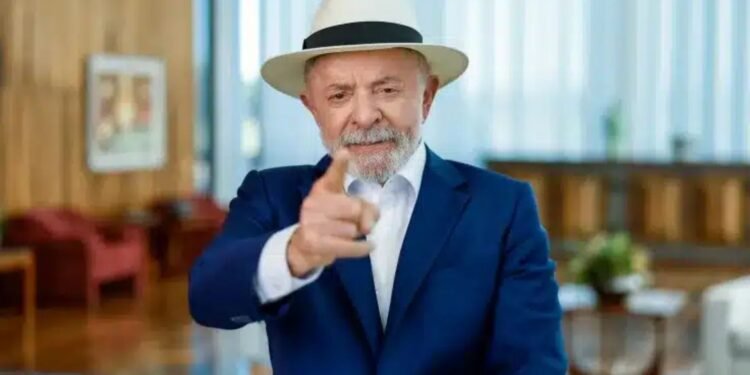 Presidente Luiz Inácio Lula da Silva em primeiro plano.