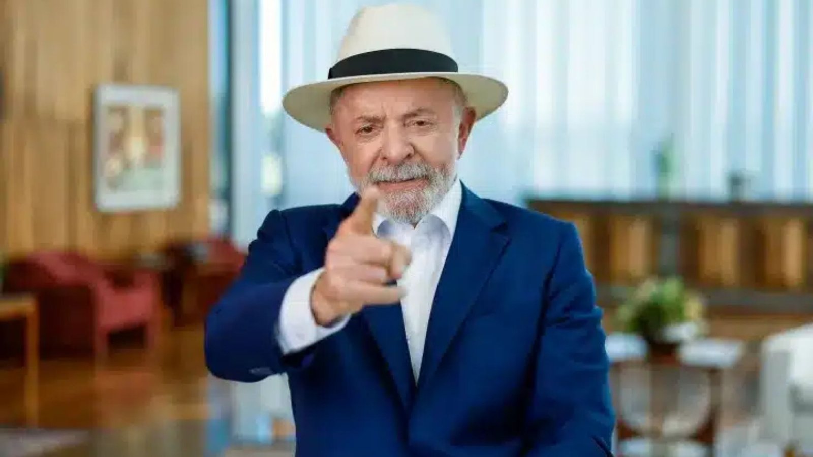 Presidente Luiz Inácio Lula da Silva em primeiro plano.