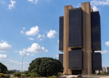 Edifício institucional em Brasília, em imagem ilustrativa para representar o debate sobre juros, política monetária e custo do crédito no Brasil.
