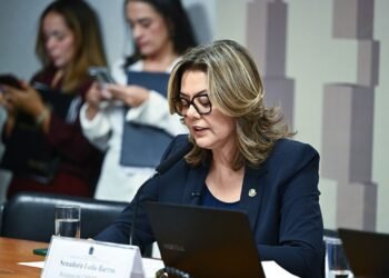 Leila Barros em primeiro plano.