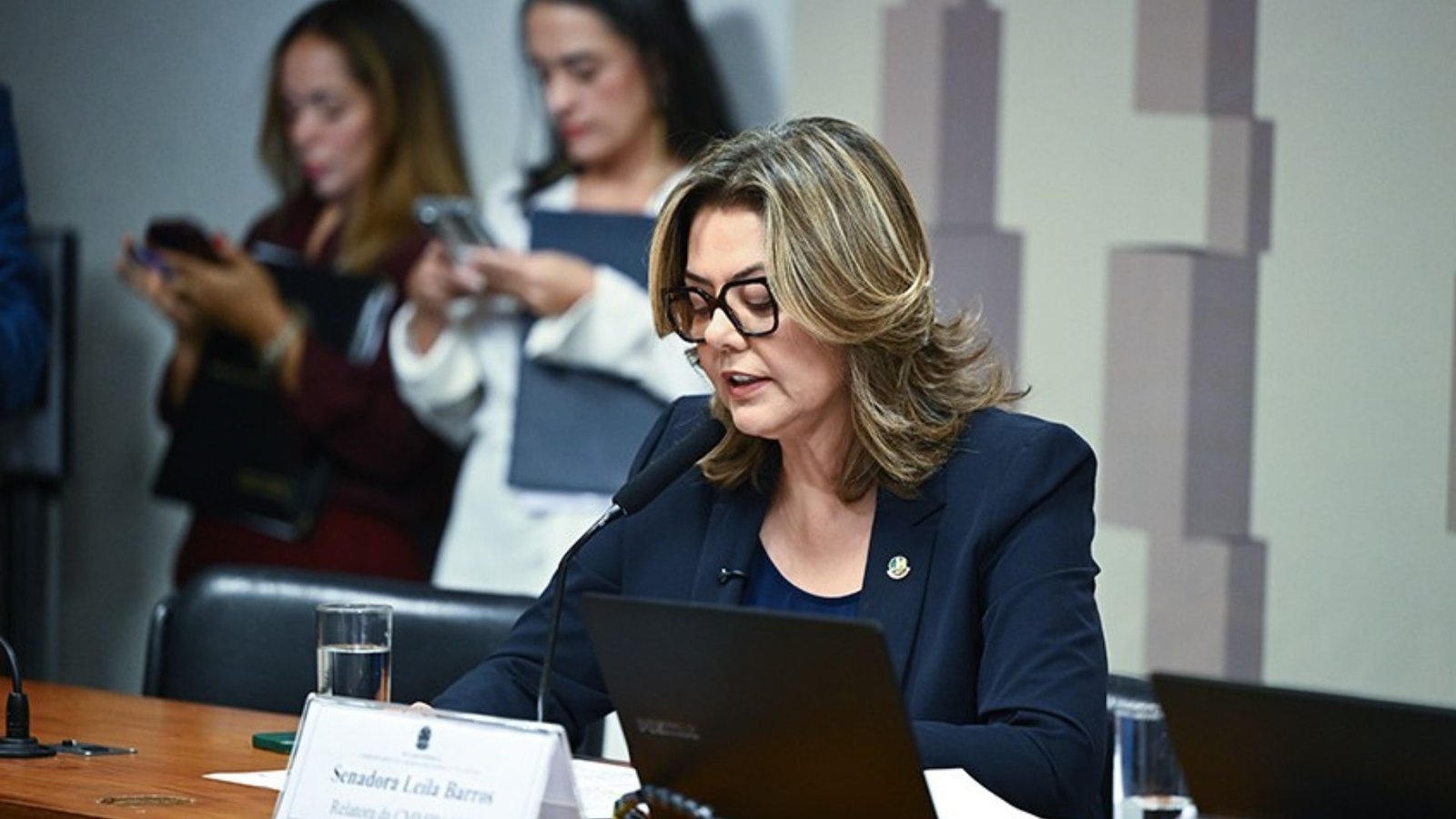 Leila Barros em primeiro plano.