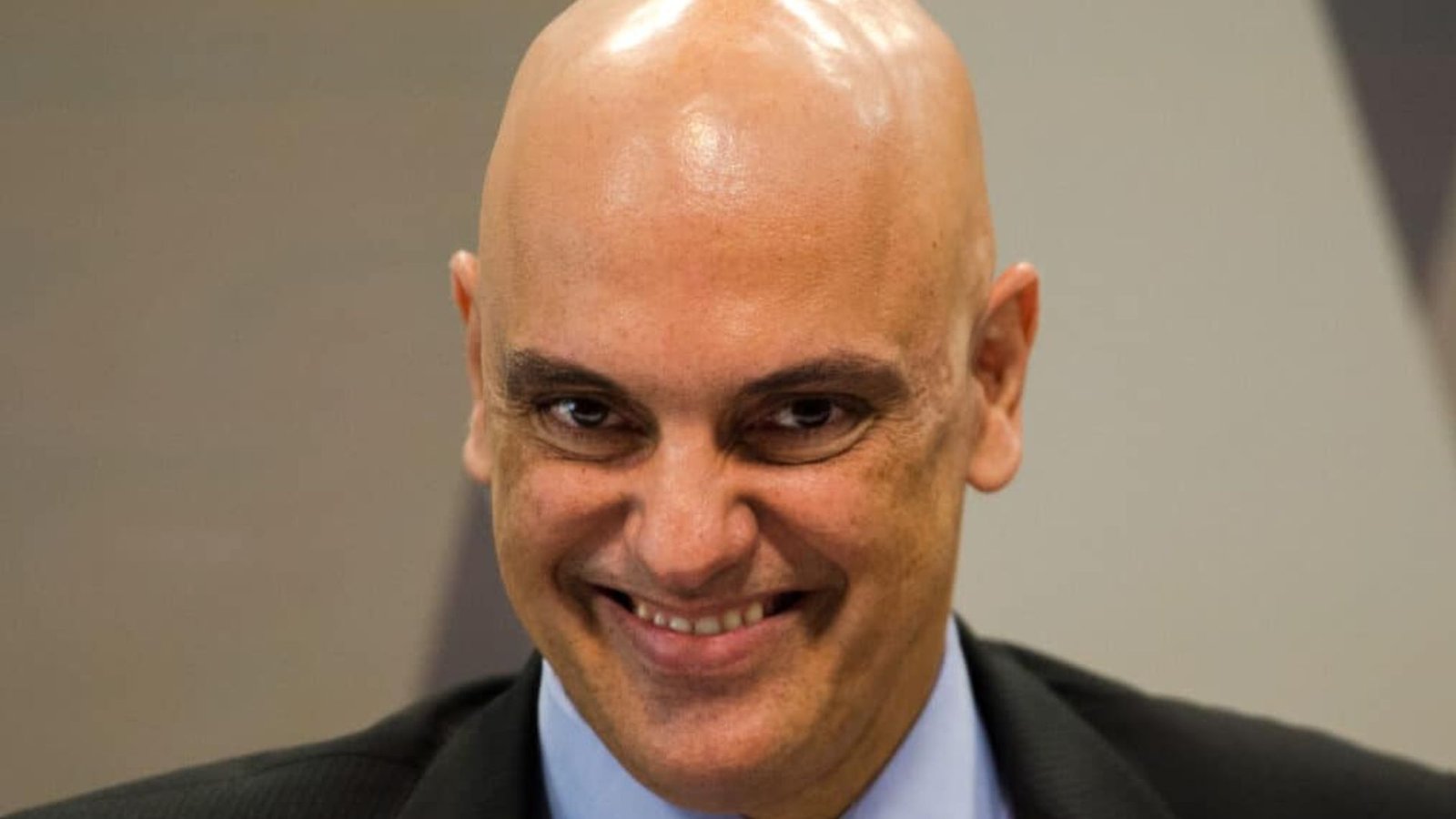 Alexandre de Moraes em primeiro fundo sorrindo.