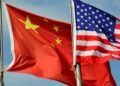Bandeiras da China e dos Estados Unidos hasteadas lado a lado.