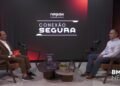 Apresentador e entrevistado em estúdio do programa Conexão Segura.