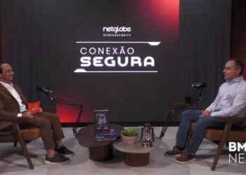 Apresentador e entrevistado em estúdio do programa Conexão Segura.