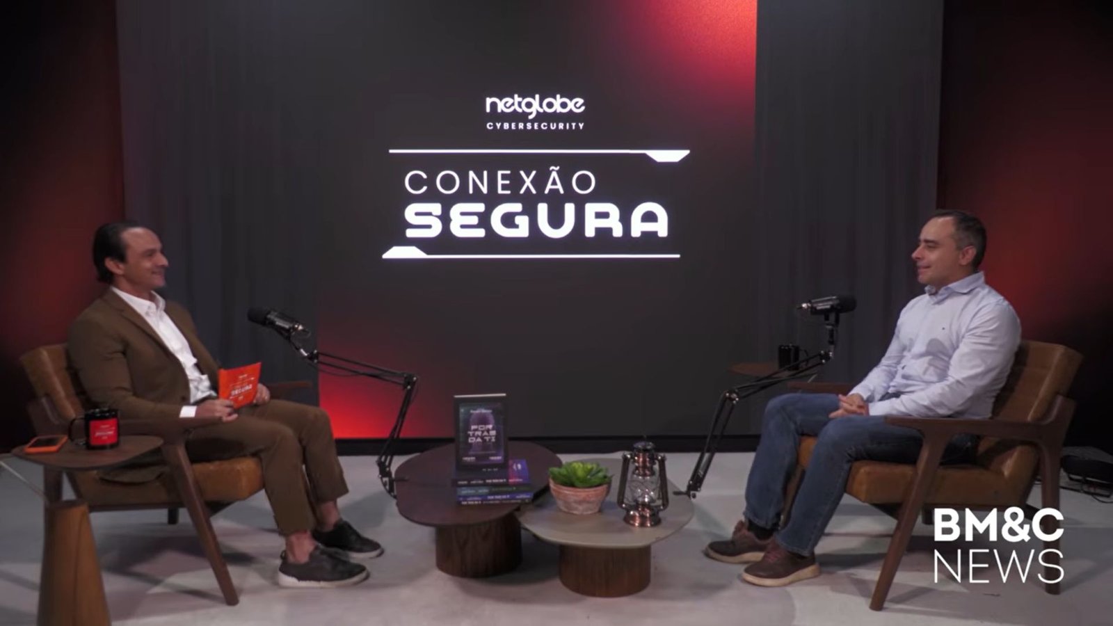 Apresentador e entrevistado em estúdio do programa Conexão Segura.