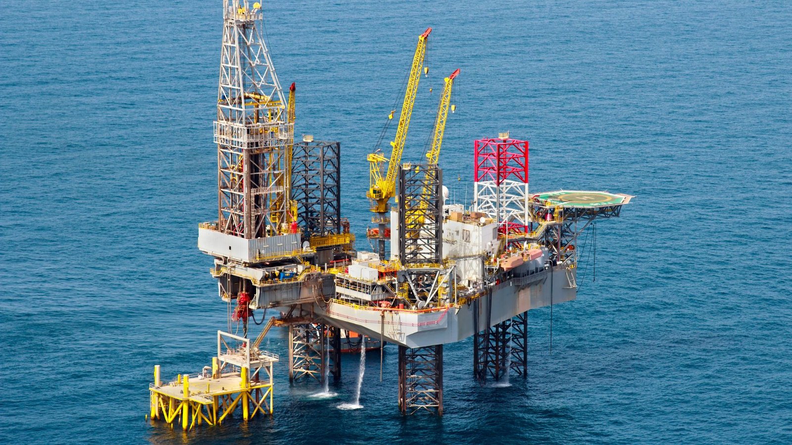 Plataforma de petróleo em alto mar.