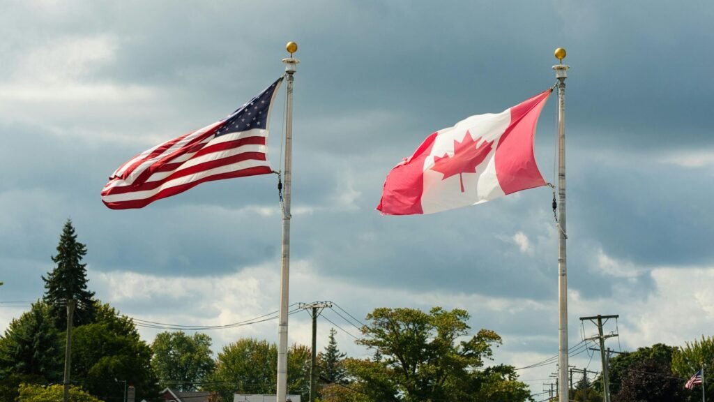 Bandeiras dos EUA e Canadá lado a lado.