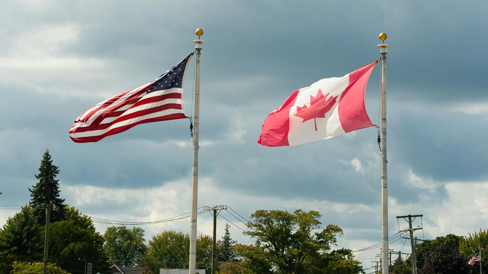 Bandeiras dos EUA e Canadá lado a lado.
