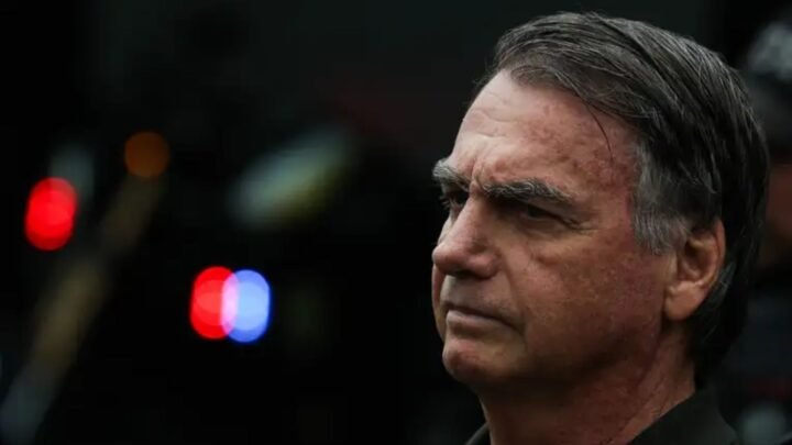 Jair Bolsonaro em primeiro plano.