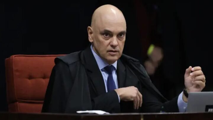 Ministro Alexandre de Moraes sentado em cadeira no STF.