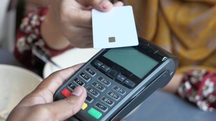 Pagamento com cartão de crédito em maquininha.