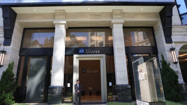 Fachada do Banco Master.