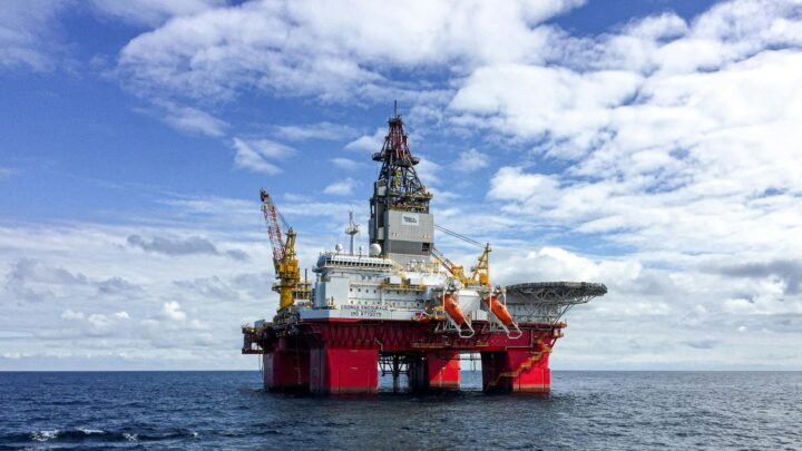 Petróleo dispara quase 5% e se aproxima de US$ 110