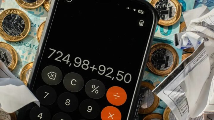 Calculadora sobre cédulas de dinheiro.