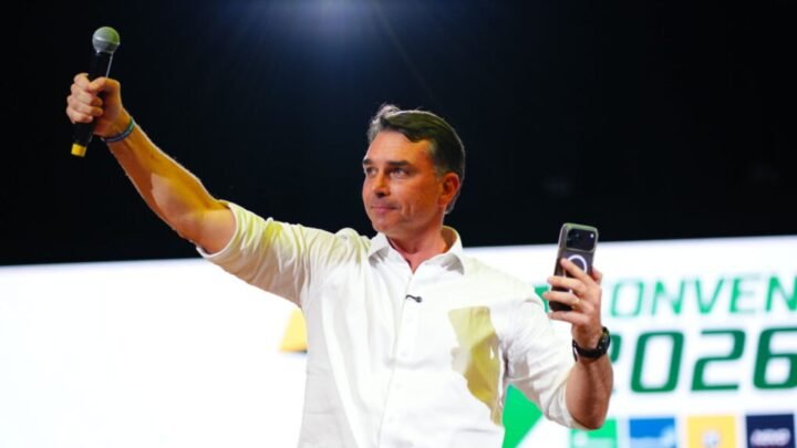 O oportunismo do Centrão e a ascensão de Flávio