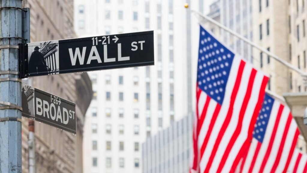 Placa de Wall Street com bandeiras dos Estados Unidos em Nova York