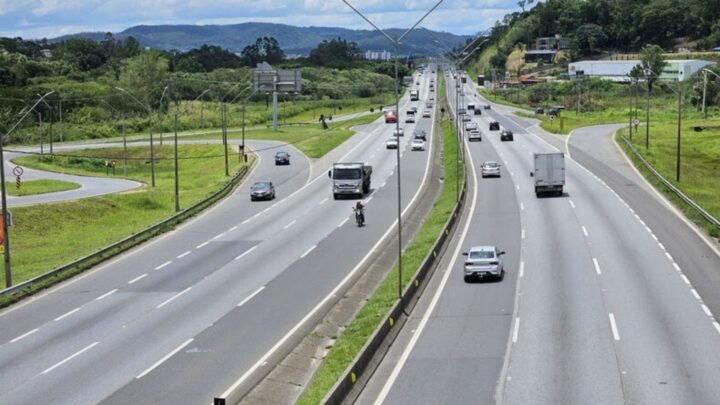 Rodovia com carros em movimentos.