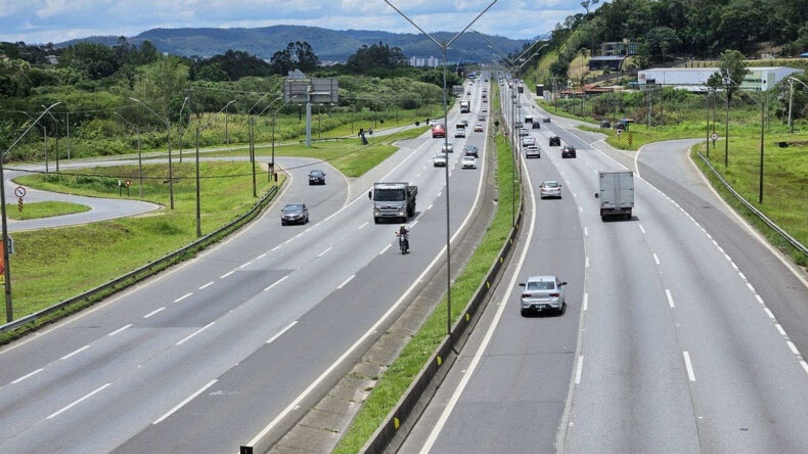 Rodovia com carros em movimentos.