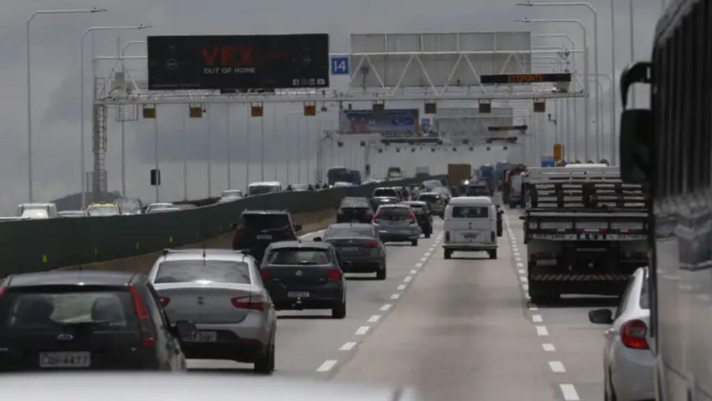 Trânsito de veículos em ponte.
