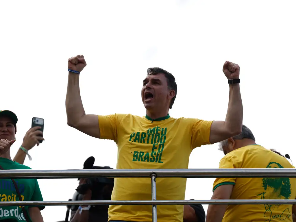 Flávio Bolsonaro é investigado por financiamento de filme; STF abre parte do caso Master