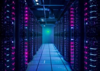 Um data center de dentro, com luzes e aparelhos.