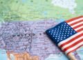 Mapa mundi com a bandeira dos Estados Unidos.