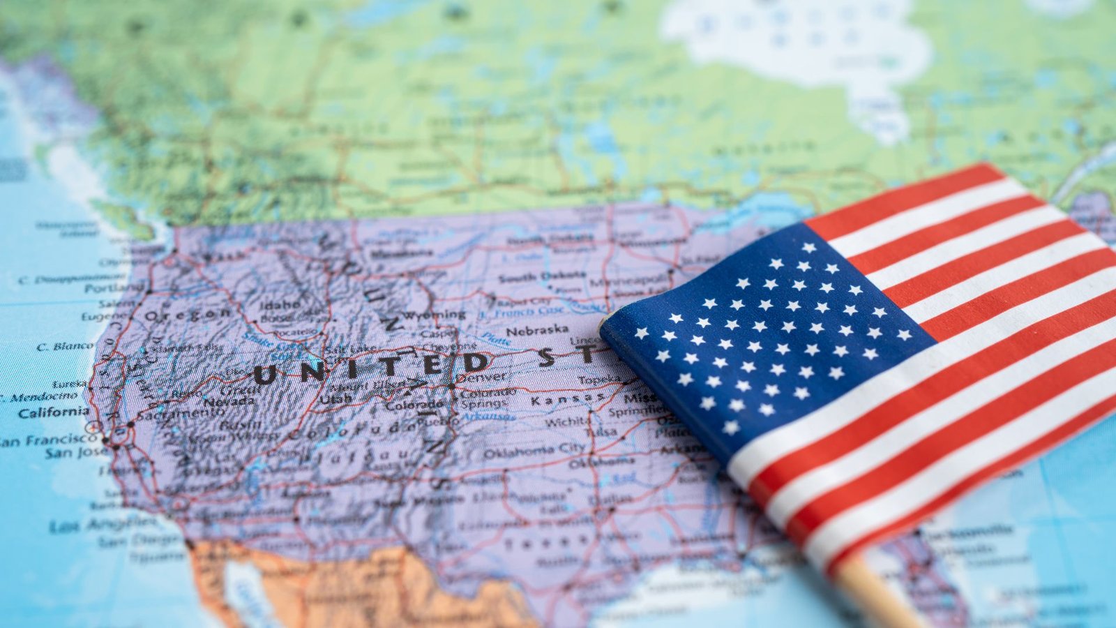 Mapa mundi com a bandeira dos Estados Unidos.