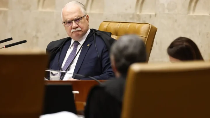 Ex-ministros e sociedade civil divulgam carta em apoio a Fachin 