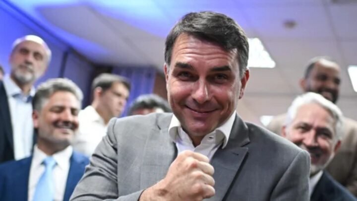 Flávio Bolsonaro anuncia ida ao debate da Band no domingo