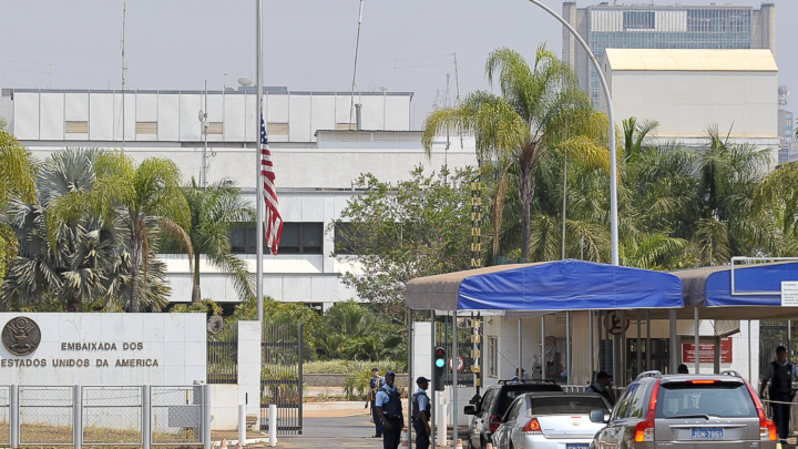 EUA suspendem serviços consulares: governo brasileiro vê medida com desconfiança